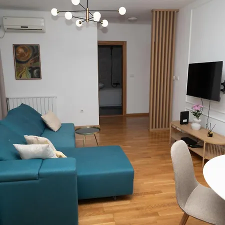 2 Bedroom, 1 Living Room Apartment Downtown Нови Сад Екстериор снимка